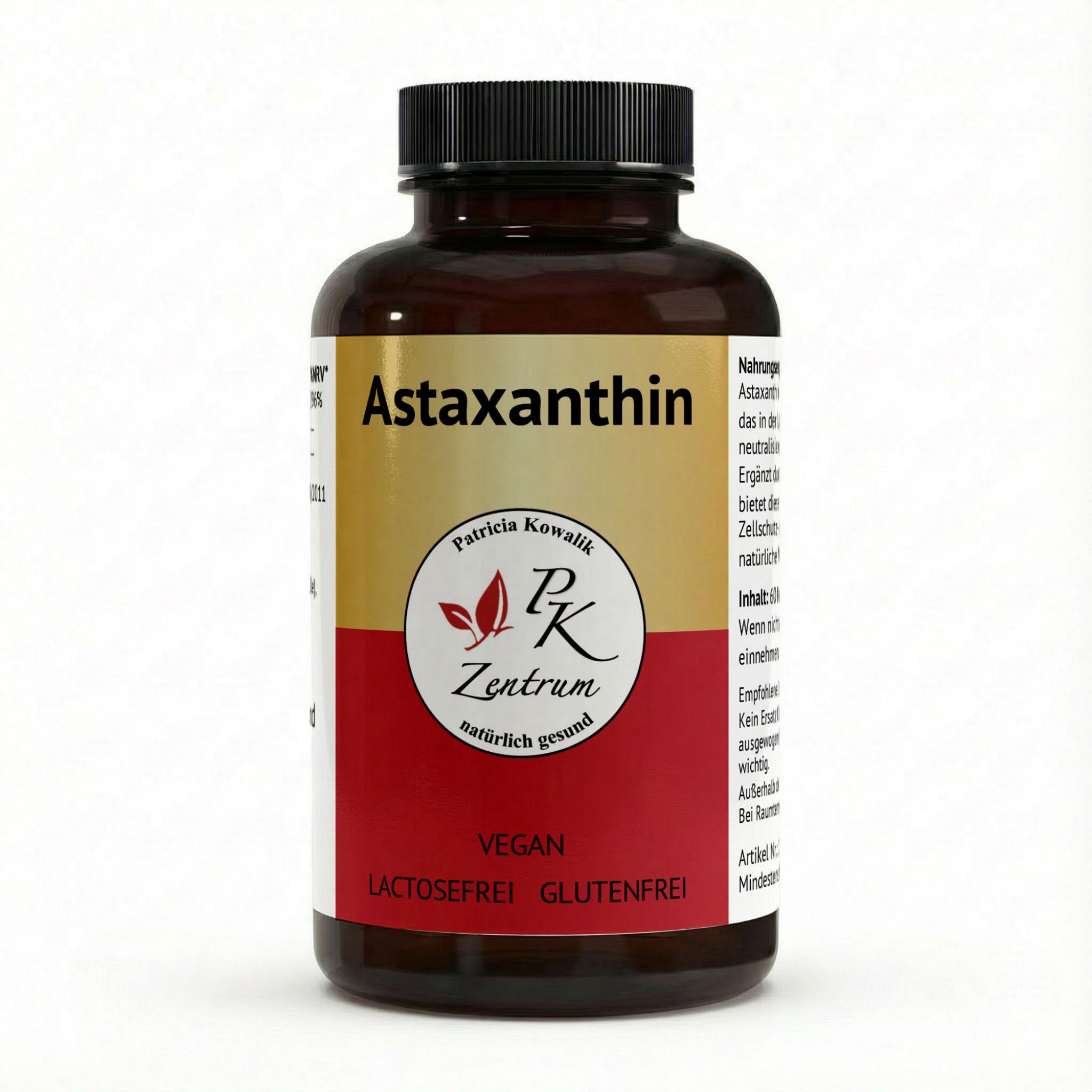 Braune Glasflasche mit Astaxanthin-Kapseln vom PK Zentrum Patricia Kowalik. Das Etikett zeigt das Logo und die Hinweise vegan, lactosefrei und glutenfrei.