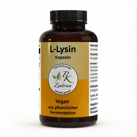 Frontansicht der veganen L-Lysin Kapseln von PK Zentrum natürlich gesund. Braune Dose mit gelbem Etikett und den Aufdrucken "Vegan" und "aus pflanzlicher Fermentation".